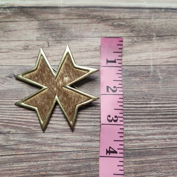 Vintage Maltese Cross Cowhide Pin Brooch - Picture 2 of 4